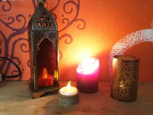 18 Warmes Licht	Richtig! Die richtige Beleuchtung – zum Beispiel mit Kerzenschein – verbreitet eine warme Stimmung.