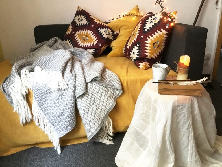 Richtig! Die wollig weiche Kuscheldecke macht Dir Deine Lese-Ecke so richtig gemütlich.