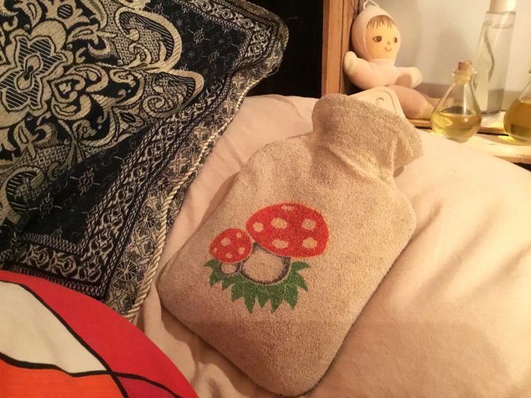 Richtig! Die Wärmflasche ist ein Segen, wenn Dir Draußen die Zehen eingefroren sind!