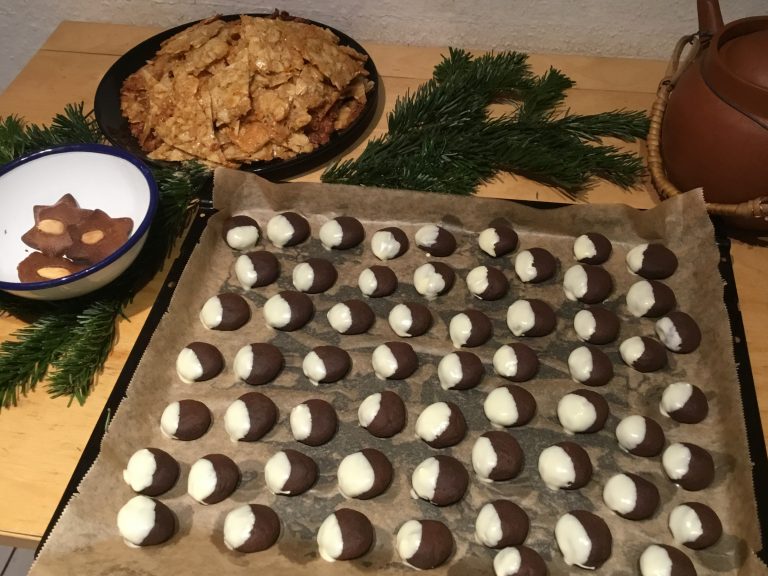 Richtig! Beim Backen wird es nicht nur schön warm um den Herd, die Küche füllt sich außerdem mit leckerem Plätzchen-Duft!